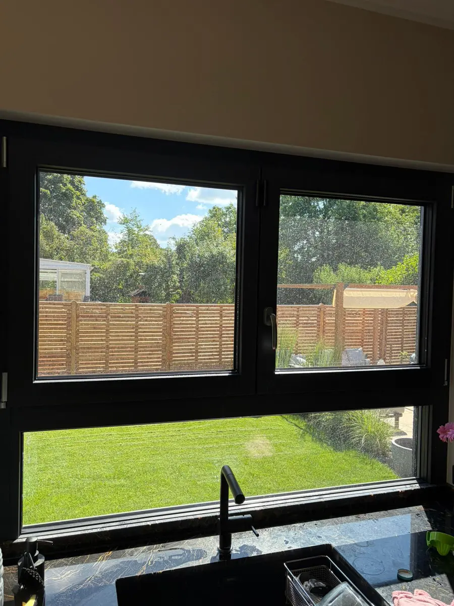 Fenster nach Entfernung der Kalkablagerungen